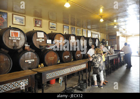 Espagne, Malaga, les gens dans un bar à vin, Banque D'Images