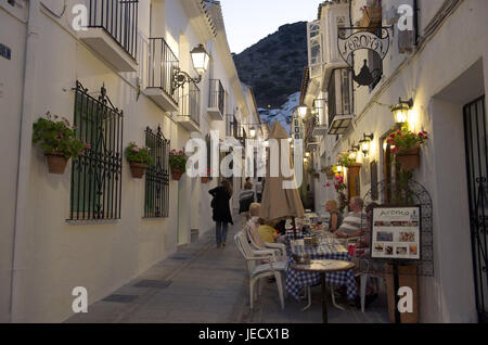 La nuit de l'Espagne, Andalousie, Costa del Sol, Mijas, vous pourrez vous asseoir devant un restaurant, Banque D'Images