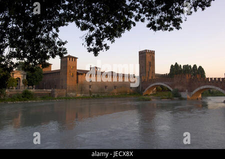 Italie, Vénétie, Verona, Castelvecchio et Ponte Scaligero, Banque D'Images