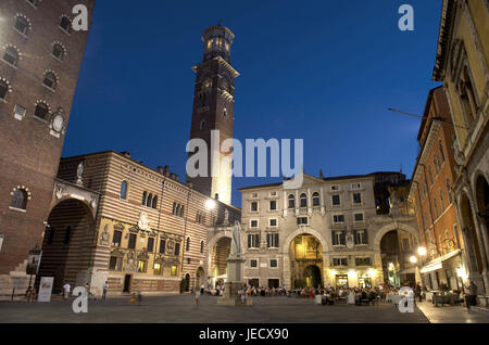 Italie, Vénétie, Vérone, vieille ville, Piazza dei Signori, la nuit, Banque D'Images