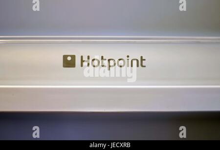 Un générique Hotpoint réfrigérateur congélateur logo tel que le gouvernement a commandé un examen immédiat par des experts du modèle de Hotpoint réfrigérateur congélateur impliqués dans l'incendie de la tour de Grenfell, Downing Street a dit. Banque D'Images