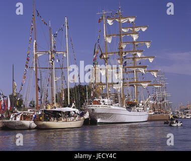 Allemagne, Berlin, le vieux port, le Windjammer, Allemagne du Nord, port, bateaux, voiliers, mâts, mâts de navire, drapeaux, est décédé, à la navigation, point d'intérêt, tourisme, touriste, personne, soleil, ciel, bleu, Banque D'Images