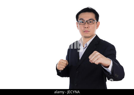 Angry Asian Chinese man wearing costume et en tenant les deux poings dans isolé sur fond blanc. Banque D'Images