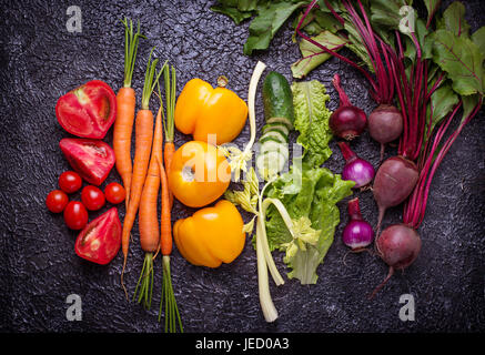 Les légumes de couleur arc-en-ciel. Concept d'aliments sains. Vue d'en haut Banque D'Images