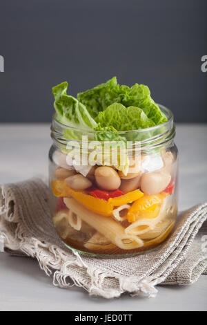 Salade de pâtes vegan dans des pots Mason avec haricots Légumes olives Banque D'Images