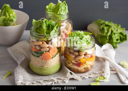 Salade de pâtes et de couscous végétalien dans des pots Mason avec haricots Légumes Banque D'Images