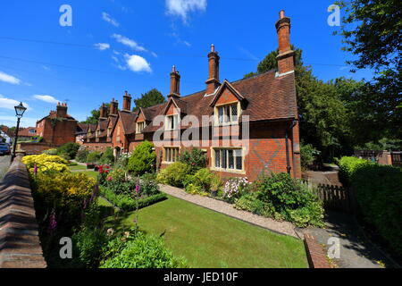 La rangée de maisons d'aumône dans le petit village de Sonning on Thames, siégé à la Pearson road dans un village idyllique. Banque D'Images