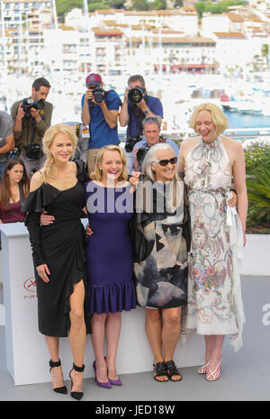 Nicole Kidman, Elisabeth Moss, Jane Campion et Gwendoline Christie participant à la photocall pour la deuxième saison de 'Haut de la lac', intitulé 'China Girl', lors de la 70e assemblée annuelle du Festival de Cannes à Cannes, France. En vedette : Nicole Kidman, Elisabeth Moss, Jane Campion, Gwendoline Christie Où : Cannes, France Quand : 23 mai 2017 Crédit : John Rainford/WENN.com Banque D'Images