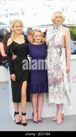 Nicole Kidman, Elisabeth Moss et Gwendoline Christie participant à la photocall pour la deuxième saison de 'Haut de la lac', intitulé 'China Girl', lors de la 70e assemblée annuelle du Festival de Cannes à Cannes, France. En vedette : Nicole Kidman, Elisabeth Moss, Gwendoline Christie Où : Cannes, France Quand : 23 mai 2017 Crédit : John Rainford/WENN.com Banque D'Images