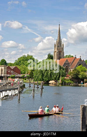 Quatre personnes dans un bateau à rames à Marlow - toile Marlow suspension bridge et église du village - soleil d'été ciel bleu format portrait Banque D'Images