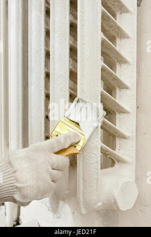 Chauffage central radiateur blanc peinture avec pinceau Banque D'Images