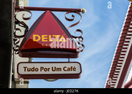 Ponta Delgada, Portugal - 15 mai 2017 : l'enseigne d'un café de Ponta Delgada. Ponta Delgada sur l'île de Sao Miguel, c'est le capital des Açores Banque D'Images