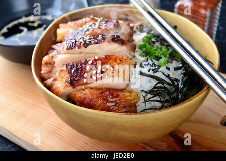 Riz au poulet teriyaki ou grill don teriyaki dans le style japonais ensemble et prêts à manger dans l'éclairage de studio, Banque D'Images