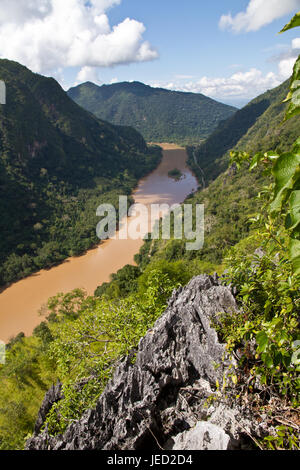 Rivière Nam Ou au village de Nong Khiaw Banque D'Images