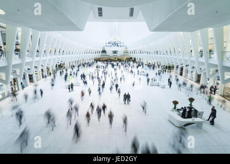 L'Oculus World Trade Center Transportation hub principal intérieur avec mezzanine les navetteurs et les touristes, Manhattan, New York, USA Banque D'Images