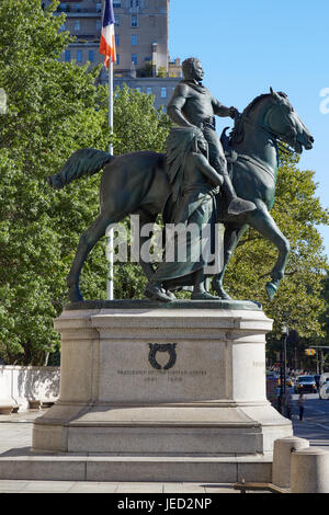 Le président Theodore Roosevelt statue équestre en face du Musée américain d'Histoire Naturelle d'une journée ensoleillée à New York Banque D'Images