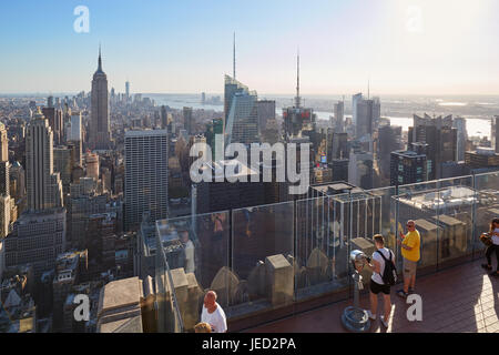 Rockefeller Center plate-forme d'observation avec des gens, de la ville et vue sur l'horizon d'une journée ensoleillée à New York Banque D'Images