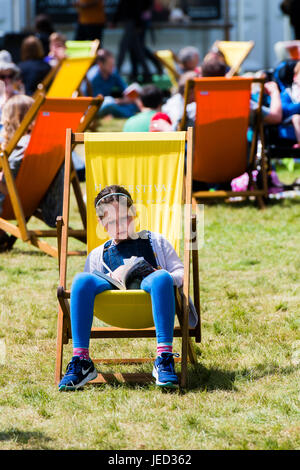 Vues générales de visiteurs profiter de la lecture de livres dans les chauds rayons du soleil à l'Hay Festival 2017 de la littérature et les arts, Hay-on-Wye, au Pays de Galles UK Banque D'Images