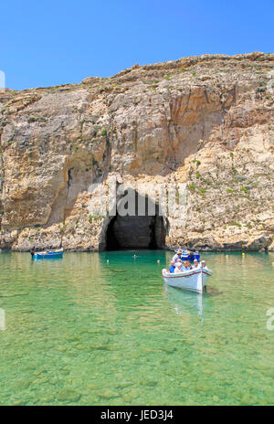 Excursion en bateau à la mer intérieure, attraction touristique de l'île, la baie de Dwerja de Gozo, Malte Banque D'Images