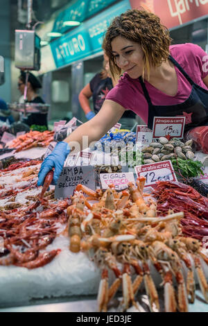 Femme vendant des fruits de mer sur Mercado Central à Valence, Espagne Banque D'Images