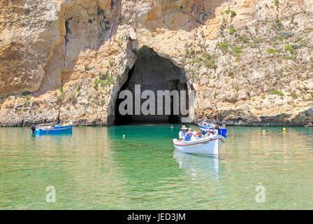 Excursion en bateau à la mer intérieure, attraction touristique de l'île, la baie de Dwerja de Gozo, Malte Banque D'Images