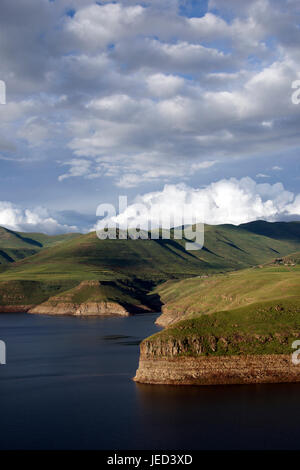 Réservoir du barrage Katse Lesotho lumière du soir dans le sud de l'Afrique Banque D'Images