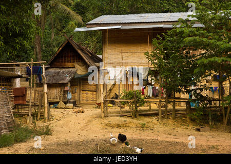 Village et montagne près de Muang Sing, Laos Banque D'Images