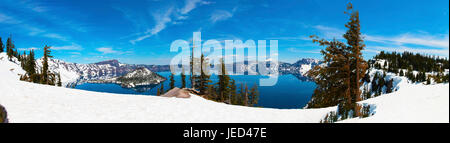 Panorama d'un assistant et de l'île couverte de neige Crater Lake, Oregon Banque D'Images