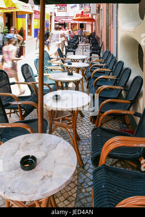 ALBUFEIRA, PORTUGAL - 17 juin 2006 : touristique près de tables de restaurants de trottoir sur la rue piétonne Rua Candido dos Reis dans vieille ville de seaside Banque D'Images