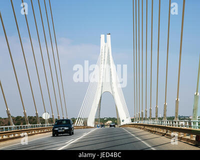 PORTIMAO, PORTUGAL - 18 juin 2006 : voitures sur pont à haubans sur la rivière Arade. Le pont a été construit de 1988 à 1991. Banque D'Images