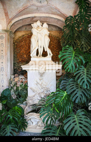 ESTOI, PORTUGAL - 21 juin 2006 : sculpture en jardin d'Estoi Palace (Palacio de Estoi, le Pousada de Estoi Faro) dans village. Le Palais de Estoi est roco Banque D'Images