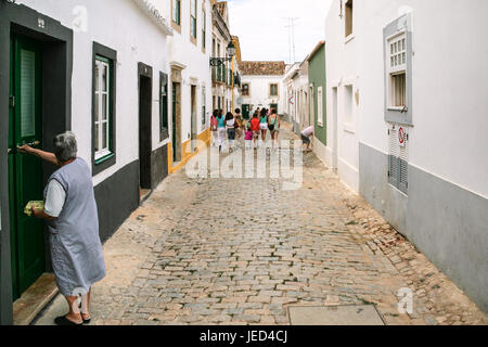 FARO, PORTUGAL - 25 juin 2006 : les gens sur la rue typique dans le centre historique de la ville de Faro. Faro est la capitale de l'arrondissement du même nom, dans l'un Banque D'Images