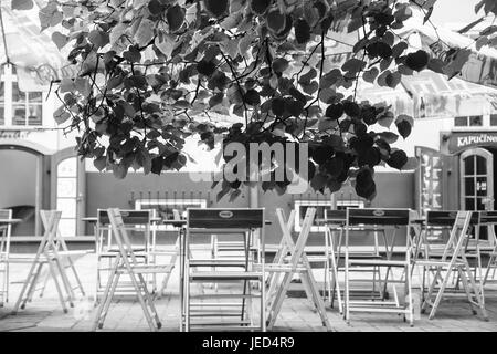 RIGA, Lettonie - le 10 septembre 2008 : tables vides en restaurant en plein air dans la vieille ville de Riga en saison d'automne. Centre historique de la ville de Riga est un monde de l'UNESCO Banque D'Images