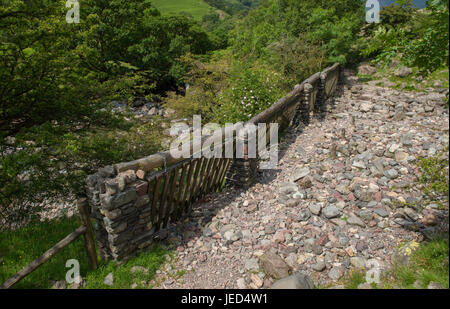 Estacade à l'eau sur les petites gill en Stonethwaite Beck dans la région de Cumbria Borrowdale Banque D'Images