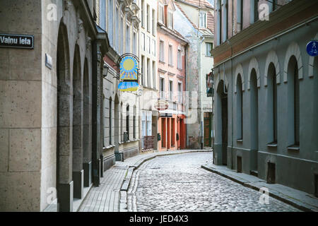 RIGA, Lettonie - 12 septembre 2008 : rue étroite Valnu iela dans la vieille ville de Riga. Centre historique de la ville de Riga est un site classé au Patrimoine Mondial Banque D'Images