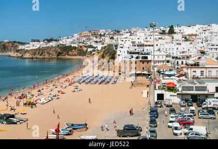 ALBUFEIRA, PORTUGAL - Juillet 6, 2006 : voir plage urbaine de Praia do Peneco à Albufeira city. Albufeira est une station balnéaire du district de Faro, dans le sou Banque D'Images