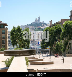 MARSEILLE, FRANCE - 10 juillet 2008 : les gens de la rue de la Loge et voir de la Basilique Notre-Dame de la Garde par la Rue de la Mairie de Marseille. M Banque D'Images