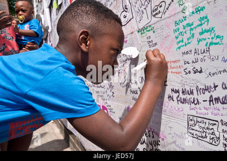 Familles et amis écrit sur le mur de condoléances à la suite de l'incendie qui a détruit la tour de 24 étages Grenfell à North Kensington, Londres le 14 juin 2017. Le nombre de morts officiellement à 75 mais aura sans doute lieu à trois chiffres. Banque D'Images