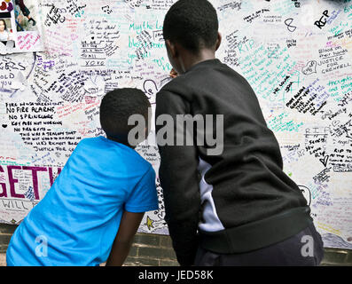 Familles et amis écrit sur le mur de condoléances à la suite de l'incendie qui a détruit la tour de 24 étages Grenfell à North Kensington, Londres le 14 juin 2017. Le nombre de morts officiellement à 75 mais aura sans doute lieu à trois chiffres. Banque D'Images