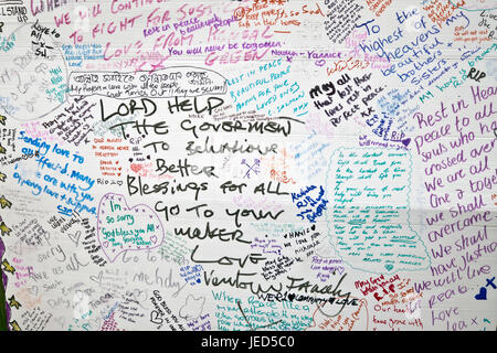 Mur de condoléances à la suite de l'incendie qui a détruit la tour de 24 étages Grenfell à North Kensington, Londres le 14 juin 2017. Le nombre de morts officiellement à 75 mais aura sans doute lieu à trois chiffres. Banque D'Images