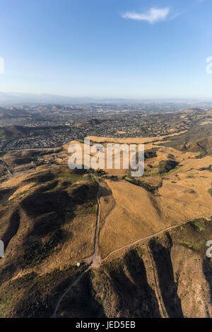 Vue aérienne d'un parc spacieux et des quartiers de banlieue dans la région de Thousand Oaks et Newbury Park, Californie. Banque D'Images