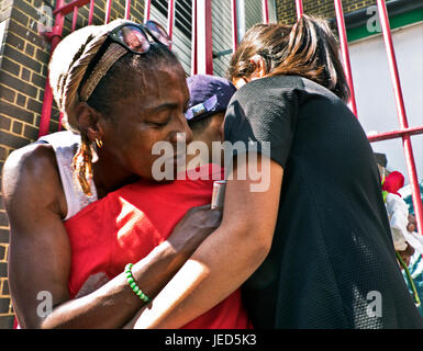 Maria Mendy , le cousin de Marie Mendy et sa fille Khadya qui ont été tués dans l'arrière-boutique l'incendie qui a détruit la tour de 24 étages Grenfell à North Kensington, Londres le 14 juin 2017. Le nombre de morts officiellement à 75 mais aura sans doute lieu à trois chiffres. Banque D'Images