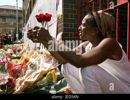 Maria Mendy , le cousin de Marie Mendy et sa fille Khadya qui ont été tués dans l'arrière-boutique l'incendie qui a détruit la tour de 24 étages Grenfell à North Kensington, Londres le 14 juin 2017. Le nombre de morts officiellement à 75 mais aura sans doute lieu à trois chiffres. Banque D'Images