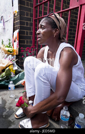 Maria Mendy , le cousin de Marie Mendy et sa fille Khadya qui ont été tués dans l'arrière-boutique l'incendie qui a détruit la tour de 24 étages Grenfell à North Kensington, Londres le 14 juin 2017. Le nombre de morts officiellement à 75 mais aura sans doute lieu à trois chiffres. Banque D'Images