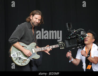 L'acteur américain Bradley Cooper tournage des scènes à partir d'un étoile est née sur la pyramide, avant Kris Kristofferson prend à la scène, au festival de Glastonbury à la ferme digne dans Pilton, Somerset. Banque D'Images