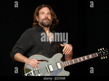 L'acteur américain Bradley Cooper tournage des scènes à partir d'un étoile est née sur la pyramide, avant Kris Kristofferson prend à la scène, au festival de Glastonbury à la ferme digne dans Pilton, Somerset. ASSOCIATION DE PRESSE Photo. Photo date : vendredi 23 juin, 2017. Voir PA story SHOWBIZ Glastonbury. Crédit photo doit se lire : Yui Mok/PA Wire Banque D'Images
