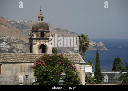 L'Italie, la Sicile, Taormina, vieille ville, l'église San Pancrazio, vue, littoral, le sud de l'Europe, clocher, structure, architecture, la place d'intérêt, destination, tourisme, paysages côtiers, côte escarpée, région côtière, Banque D'Images