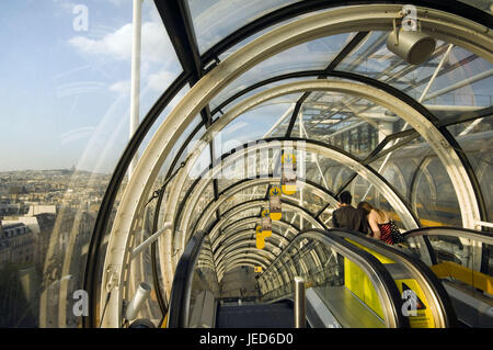 France, Paris, quartier de la ville de Beaubourg, Centre Georges Pompidou, escalier roulant, en couple, en vue de dos, le modèle ne libération, Banque D'Images