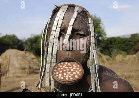 L'homme, de la tribu Mursi, plaque à lèvres, couvre-chef, le parc national de Mago, le sud de l'Ethiopie, du sud, Omotal Banque D'Images