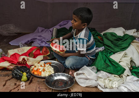 30 mai 2017 - Kolkata, West Bengal, India - RUSTAM fait des fruits et des aliments prêts à l'Iftar à Zakaria street de Kolkata, Inde. (Crédit Image : © Debsuddha Banerjee via Zuma sur le fil) Banque D'Images